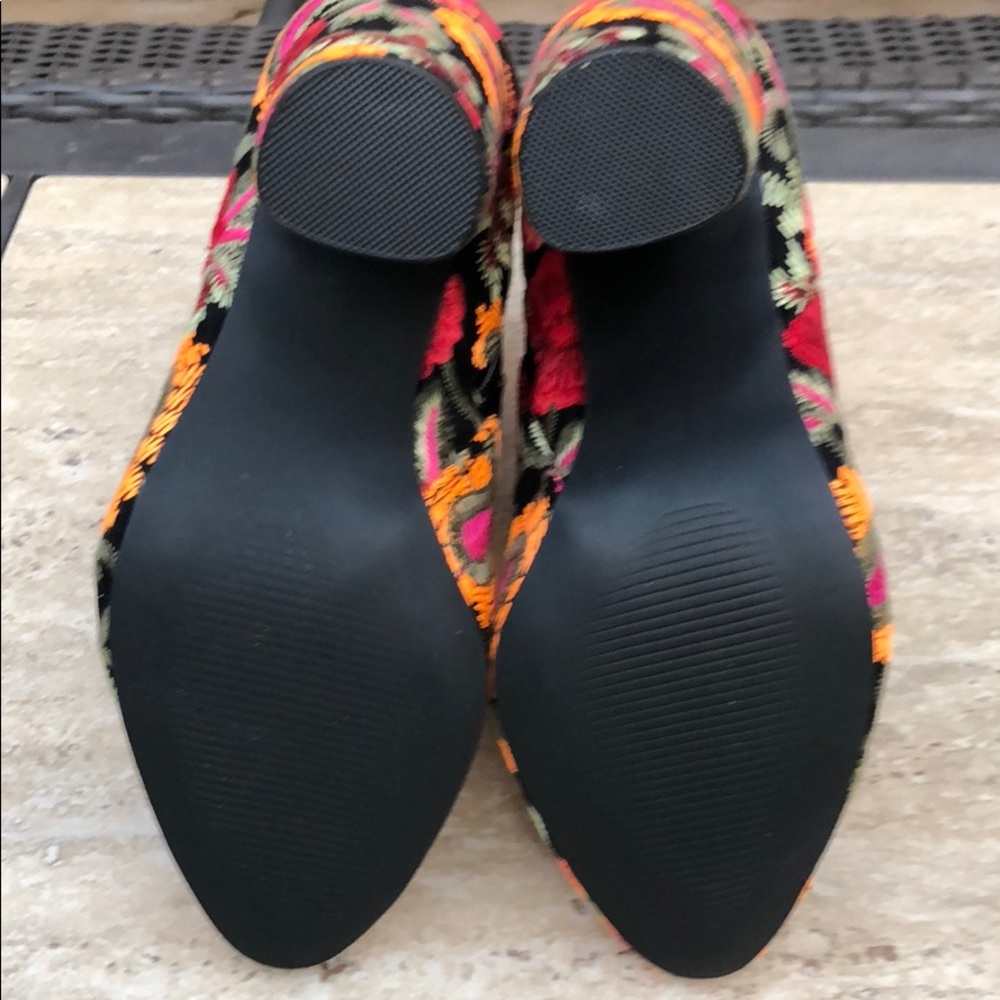 ***8.5 LAST PAIR!!!*** Embroidered Bootie NIB - Picture 4 of 8